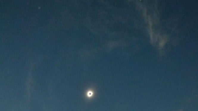 Foto GMT yang diambil Ketua Lapan Thomas Djamaluddin. Selain korona Matahari, terlihat planet Venus di sisi kanan atas GMT.