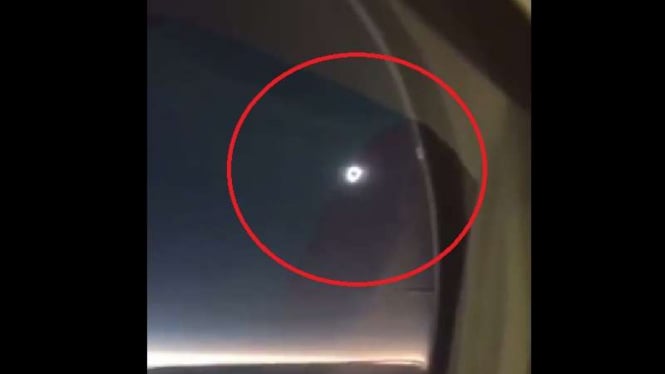 Gerhana matahari terlihat dari pesawat.