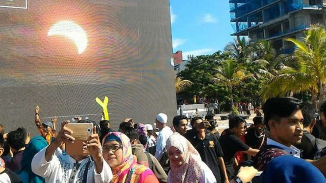 Warga Makassar selfie saat terjadi gerhana matahari.