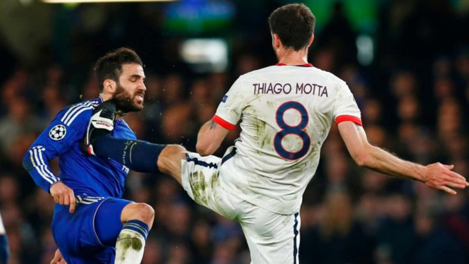 Pemain Chelsea, Cesc Fabregas, tertendang oleh pemain Paris Saint-Germain, Thiago Motta.