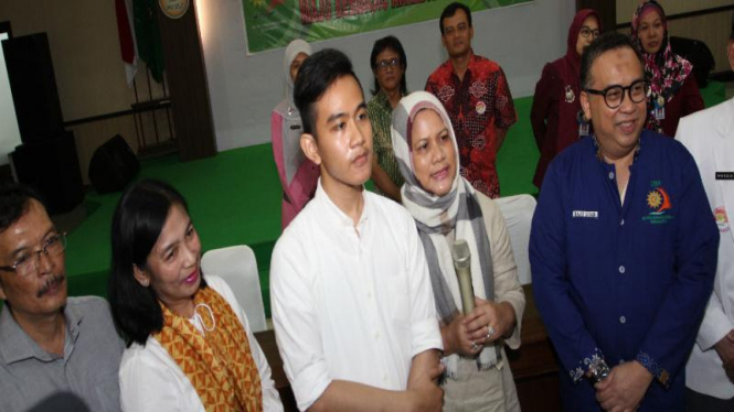  Ibu Negara, Iriana Joko Widodo, mendampingi Gibran Rakabuming menggelar konferensi pers di RS PKU Muhammadiyah Solo, Kamis, 10 Maret 2016