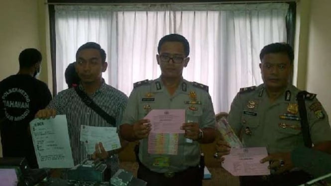 Polisi perlihatkan barang bukti penipuan pengantin.