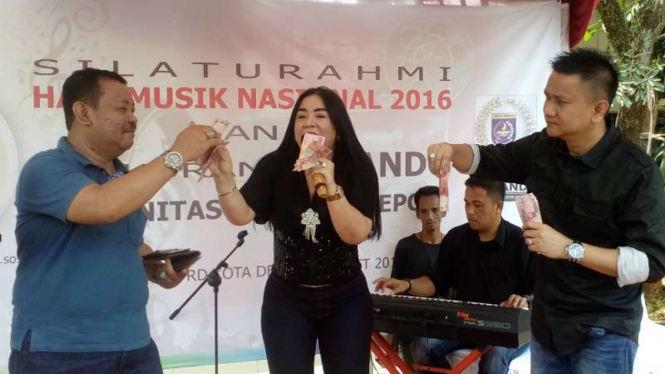 Aksi Ketua DPRD Depok berjoget dan nyawer biduan dangdut Annisa Bahar, Kamis (10/3/2016)