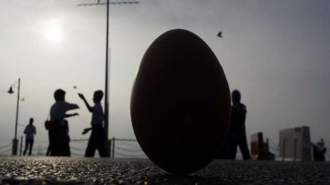 Telur berdiri saat gerhana matahari sebagian melewati Malaysia