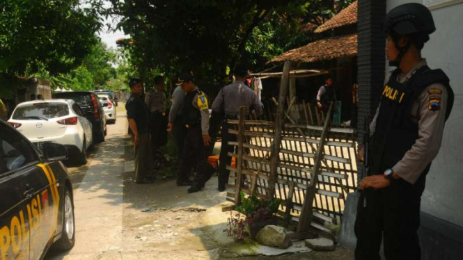 Anggota Polisi mengamankan lokasi saat akan melakukan penggeledahan rumah terduga teroris berinisial SY di Brengkungan, Cawas, Klaten, Jawa Tengah, Kamis (10/3/2016)