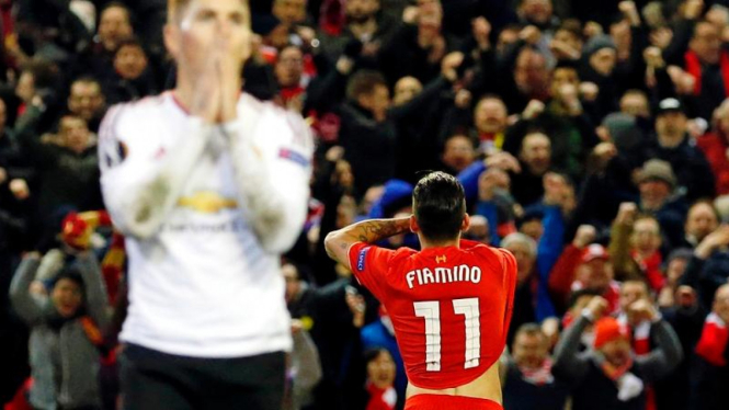 Pemain Liverpool, Firmino, rayakan gol lawan Manchester United