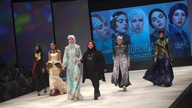 Presentasi gaya make-up Wardah di Indonesia Fashion Week (IFW) 2016.