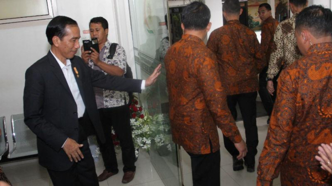 Presiden Joko Widodo menjenguk cucu pertamanya di Rumah Sakit PKU Muhammadiyah Solo, Jawa Tengah, pada Jumat, 11 Maret 2016.