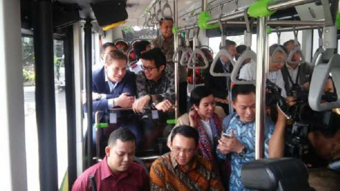 Gubernur DKI Jakarta, Basuki Tjahaja Purnama alias Ahok di bus baru scania.