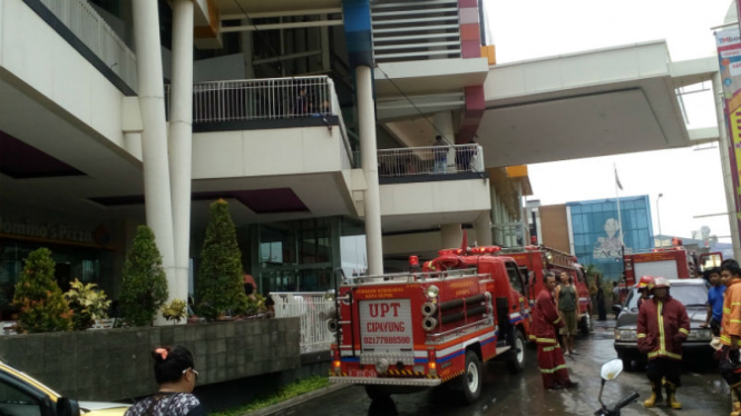 Pemadam kebakaran di depan D'Mall Depok. 