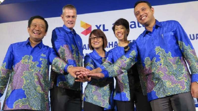 Direktur Jaringan PT XL Axiata Tbk, Yessie Dianty Yosetya (kedua kanan).