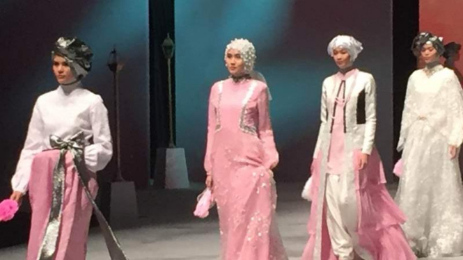 Koleksi Shafira bertema Twenties Mertropolis di Indonesia Fashion Week (IFW) 2016.