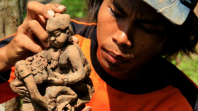 Warga menemukan patung sepasang kekasih dari tanah liat yang diperkirakan peninggalan kerajaan Majapahit di Desa Ngrawan, Madiun, Jawa Timur, pada Sabtu, 12 Maret 2016.