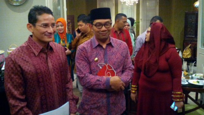 Wali Kota Bandung, Ridwan Kamil, bertemu Sandiaga Uno, pengusaha nasional yang akan mencalonkan Gubernur DKI Jakarta, di sebuah restoran di Jakarta pada Sabtu malam, 12 Maret 2016.