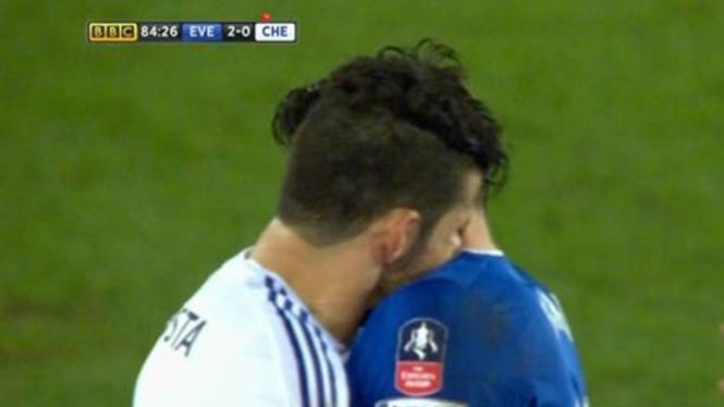 Striker Chelsea, Diego Costa, saat berupaya menggigit gelandang Everton, Gareth Barry