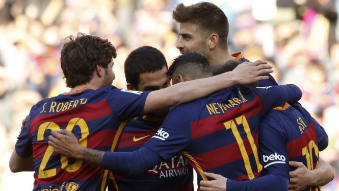 Para pemain Barcelona merayakan gol.