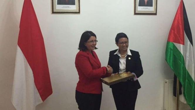 Menlu RI, Retno Marsudi, saat melantik Konsul Kehormatan pertama Indonesia di Palestina, Maha Abu-Shusheh, yang berkedudukan di Ramallah pada 13 Maret 2016. 