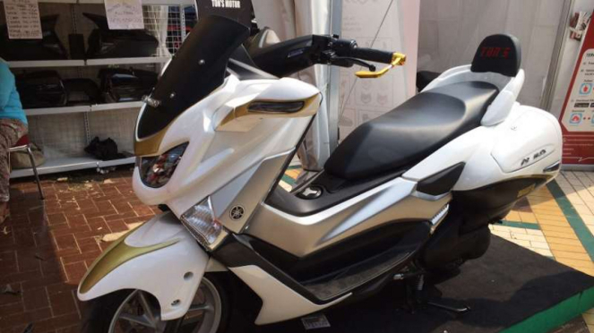 Yamaha NMAX dengan aksesori lengkap.