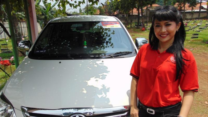 Ratna Listy di depan mobil kesayangannya.