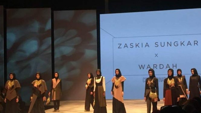 Koleksi Zaskia Sungkar di Indonesia Fashion Week (IFW) 2016.