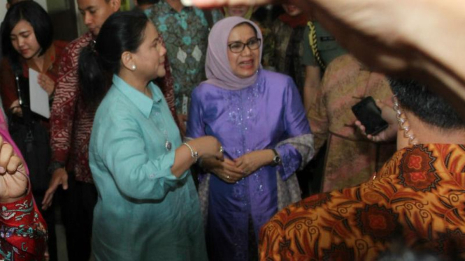 Mufidah Kalla (kanan) disambut Iriana Joko Widodo saat menjenguk cucu Presiden Joko Widodo di Rumah Sakit PKU Muhammadiyah Solo, Jawa Tengah, pada Senin, 14 Maret 2016.