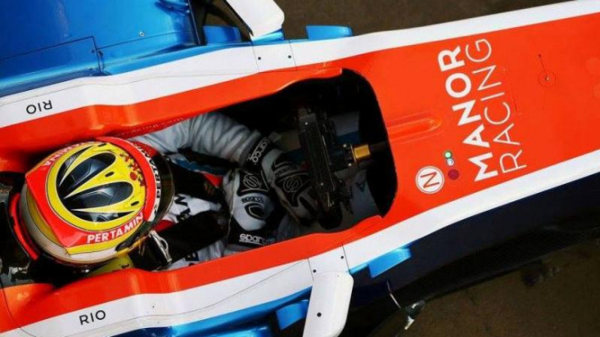 Huruf 'N' di atas logo Manor Racing mobil Rio Haryanto.