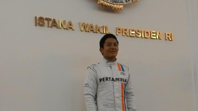 Pembalap Manor asal Indonesia, Rio Haryanto, di kantor Wapres.