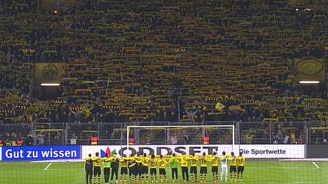 Pemain Borussia Dortmund di depan fans usai laga Mainz