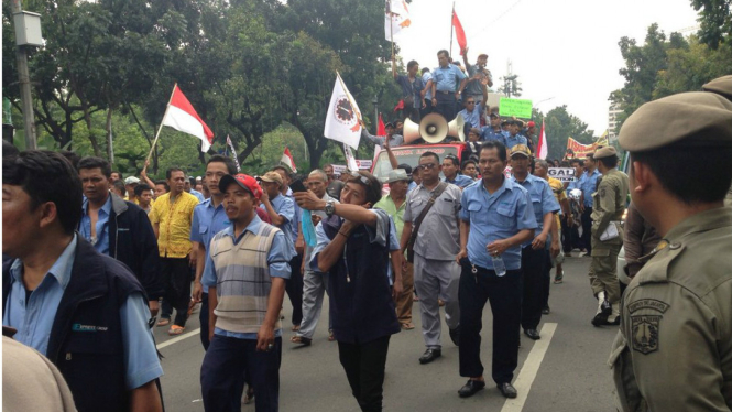 Demo sopir taksi di depan Balai Kota, Jakarta, Senin, 14 Maret 2016.