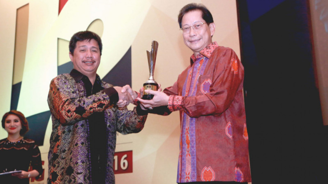 Presdir BCA Jahja Setiaatmadja menerima penghargaan Lifetime Achievement