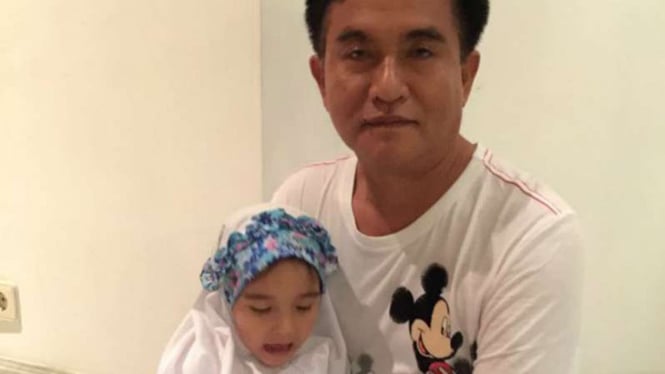 Yusril Ihza Mahendra saat memakai kaus bergambar kartun Mickey Mouse