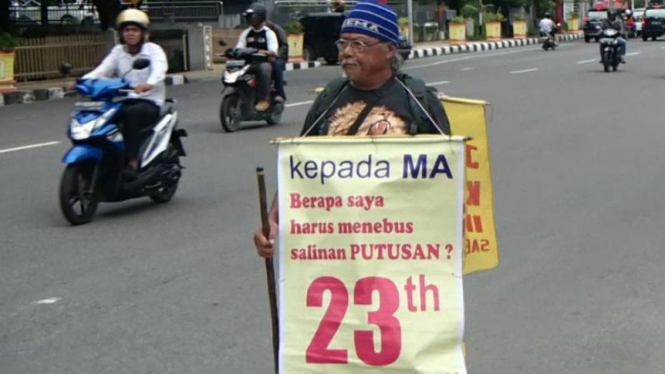 Indra Azwan, warga Malang, Jawa Timur berjalan kaki mencari keadilan.