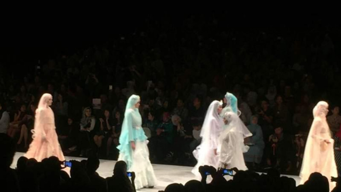 Parade gaun pengantin syar'i rancangan Oki Setiana Dewi Bridal di Indonesia Fashion Week (IFW) 2016.