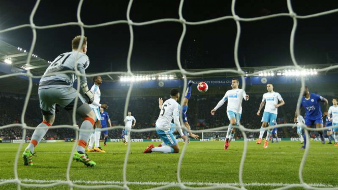 Penyerang Leicester Shinji Okazaki mencetak gol dengan tendangan salto.