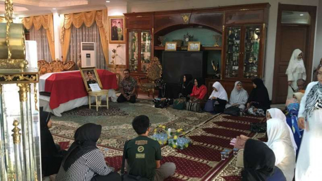 Suasana di rumah duka almarhum Irjen Pol (purn) Abubakar Nataprawira, Selasa, 15 Maret 2016.