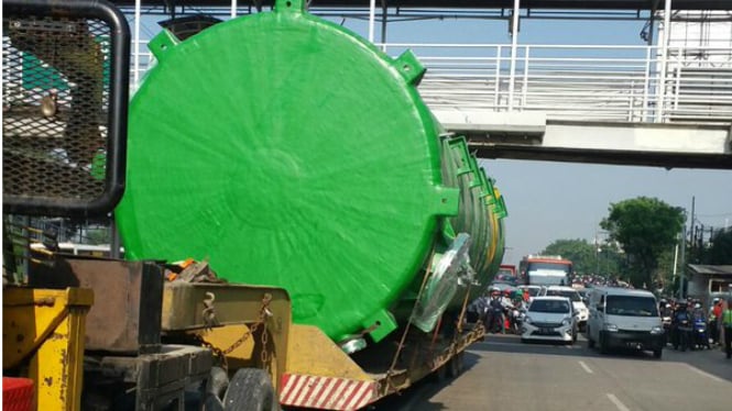 Trailer nyangkut di jembatan penyeberangan, Selasa, 15 Maret 2016.