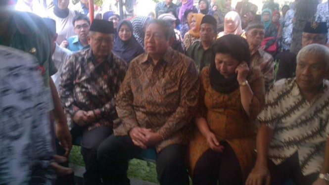 SBY saat melayat di rumah duka Almarhum Ketua PGRI Sulistiyo di Semarang 