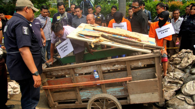 Polisi menggelar rekonstruksi pencurian kabel di gorong-gorong di Jalan Medan Merdeka Selatan, Jakarta Pusat, Selasa, 15 Maret 2016.