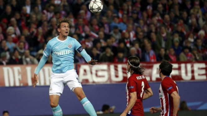 Kapten PSV Luuk de Joong beraksi saat melawan Atletico Madrid di Liga Champions.