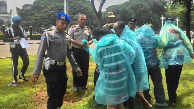 Pengunjuk rasa ditangkap polisi karena mendekati pintu masuk Istana Negara.