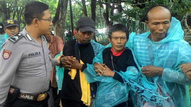 Pengunjuk rasa ditangkap polisi karena mendekati pintu masuk Istana Negara.