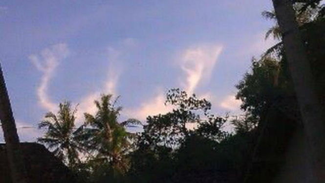 Foto sebuah awan yang membentuk rangkaian abjad Arab yang menyerupai lafal Allah di langit Yogyakarta pada Rabu, 16 Maret 2016.