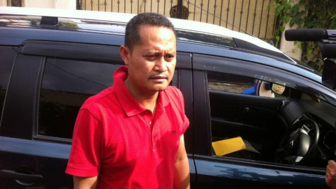 Dhabi K Gumaira, pengacara Ahmad Wazir Nofiadi, Bupati nonaktif Ogan Ilir, mendatangi rumah kliennya yang digeledah aparat BNN di Palembang pada Rabu, 16 Maret 2016.