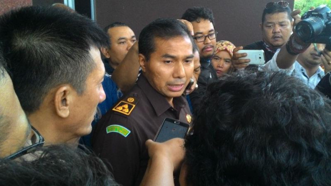 Asisten Pidana Khusus Kejaksaan Tinggi Jawa Timur I Made Suarnawan, saat mengumumkan penetapan La Nyalla Mattaliti sebagai tersangka di Surabaya pada Rabu, 16 Maret 2016.