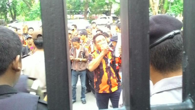 Massa Pemuda Pancasila menggelar aksi protes atas penetapan La Nyalla Mattalitti sebagai tersangka di kantor Kejaksaan Tinggi Jawa Timur di Surabaya pada Rabu, 16 Maret 2016.