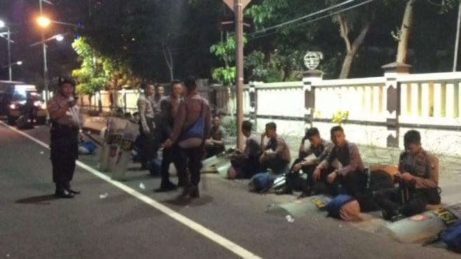 Polisi bersiaga di depan Kantor Kejati Jawa Timur