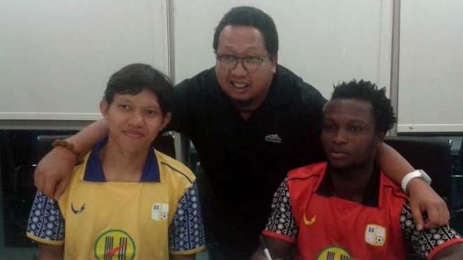 Pemain anyar Barito Putera, Adam Alis dan Ibrahim Conteh tanda tangan kontrak
