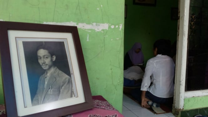 Foto Koesalah Sobagyo Toer dipajang di depan rumah duka.