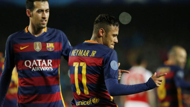 Bintang Barcelona Neymar merayakan gol ke gawang Arsenal.