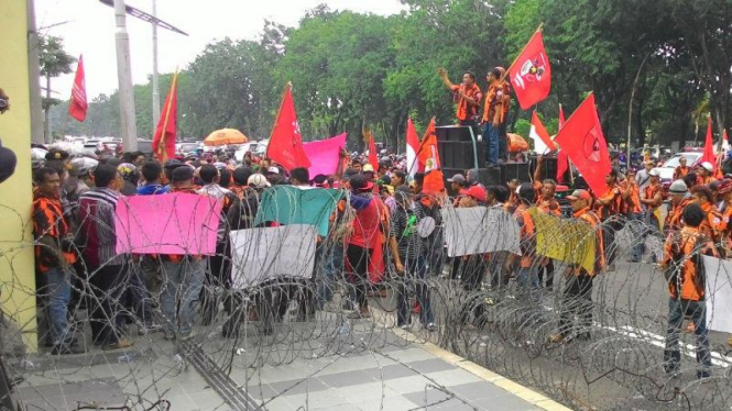 Massa organisasi Pemuda Pancasila dan aparat Kepolisian adu dorong di halaman kantor Kejaksaan Tinggi Jawa Timur di Surabaya pada Kamis, 17 Maret 2016.